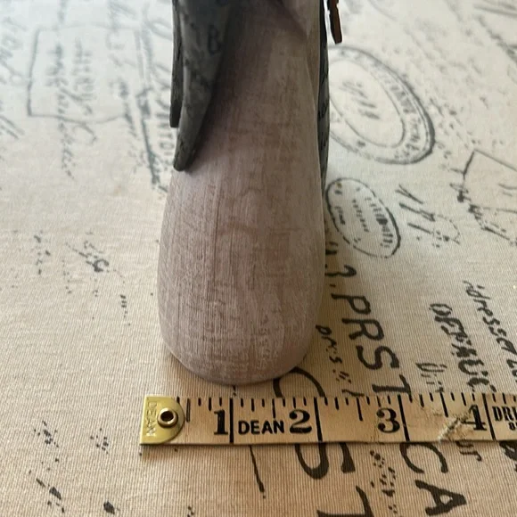 Trio of Angels Figurine with Dangling Love Charm ✨ Gorgeous Piece! 💛 - Picture 12 of 15